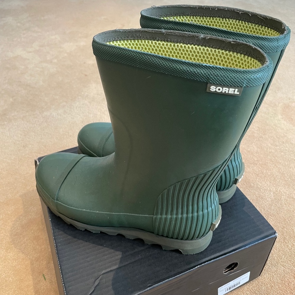 EUC Sorel Women's JOAN Short Rain Boot, Nori, Zest, 10 B(M)